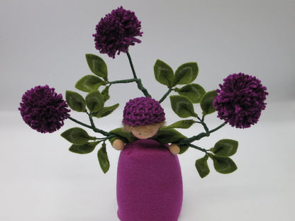 Klee-Blumenkind aus Wollfilz, Gesamtansicht mit vier Blütenzweigen für den Waldorf Jahreszeitentisch.