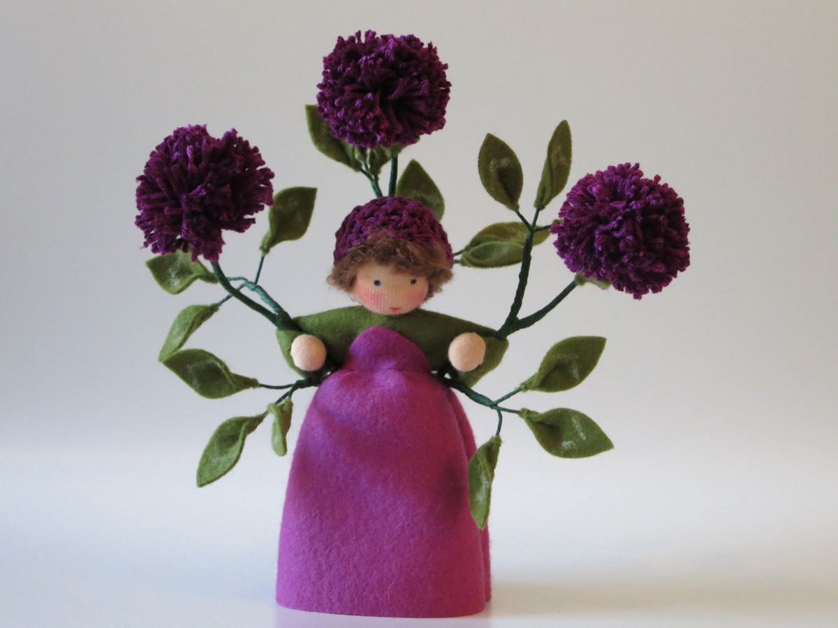 Klee-Blumenkind aus Wollfilz für den Waldorf Jahreszeitentisch mit vier kugelrunden Blütenköpfen in Magenta.