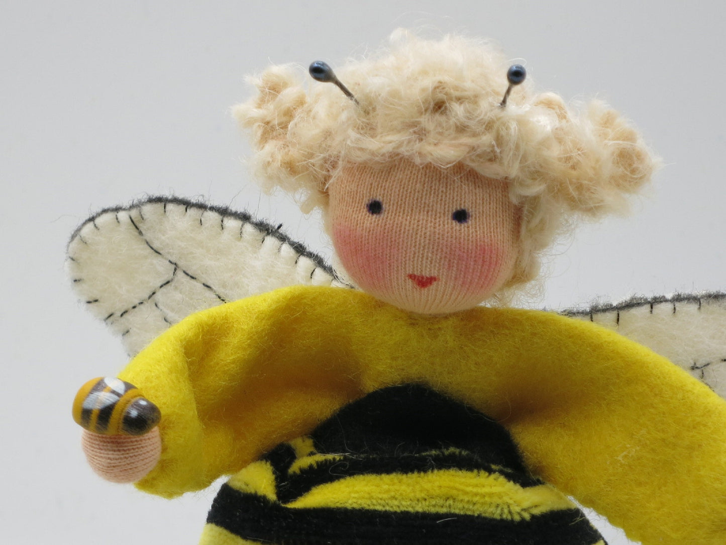 Detailansicht des gestrickten Bienenkorbs mit kleinen Bienen-Perlen