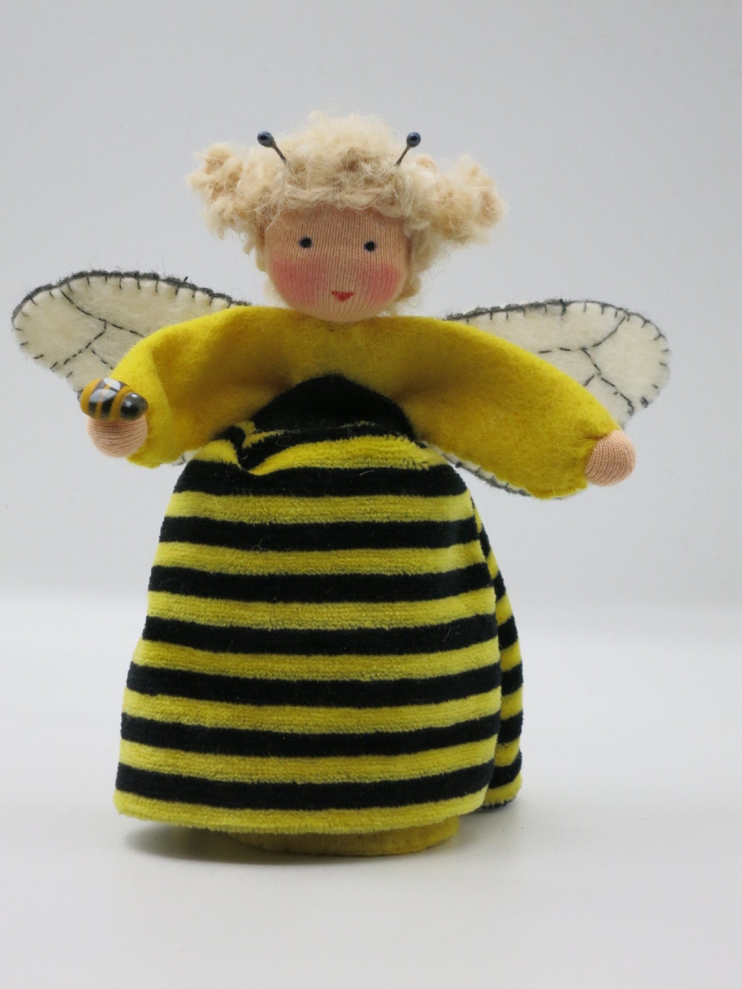 Kleine Biene Waldorf-Blumenkind in der Variante ohne Bienenkorb