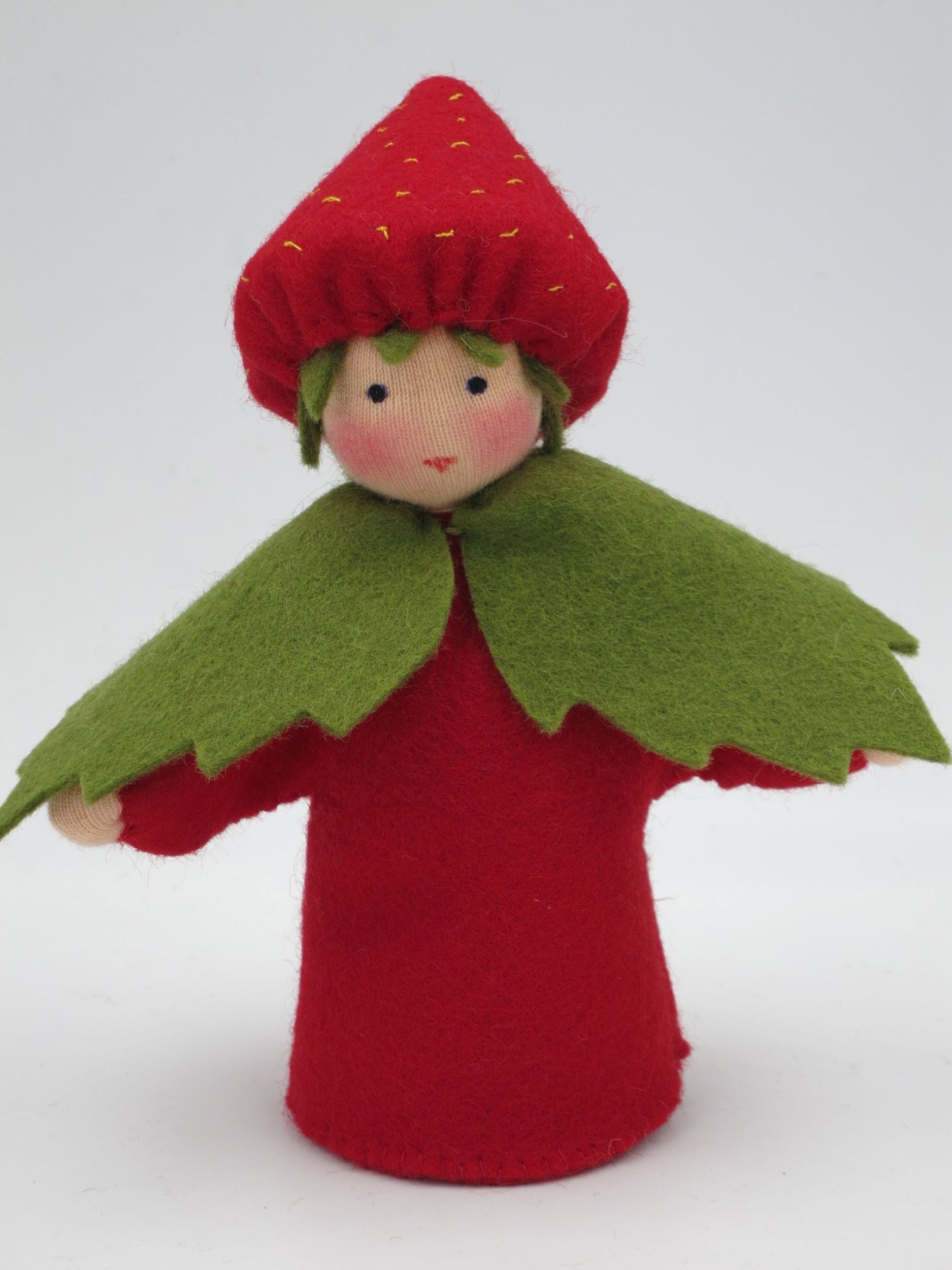 Kleine Erdbeere als Blumenkind aus Wollfilz für den Waldorf Jahreszeitentisch, rote Filzhaube mit grünem Kelchblatt-Kragen.