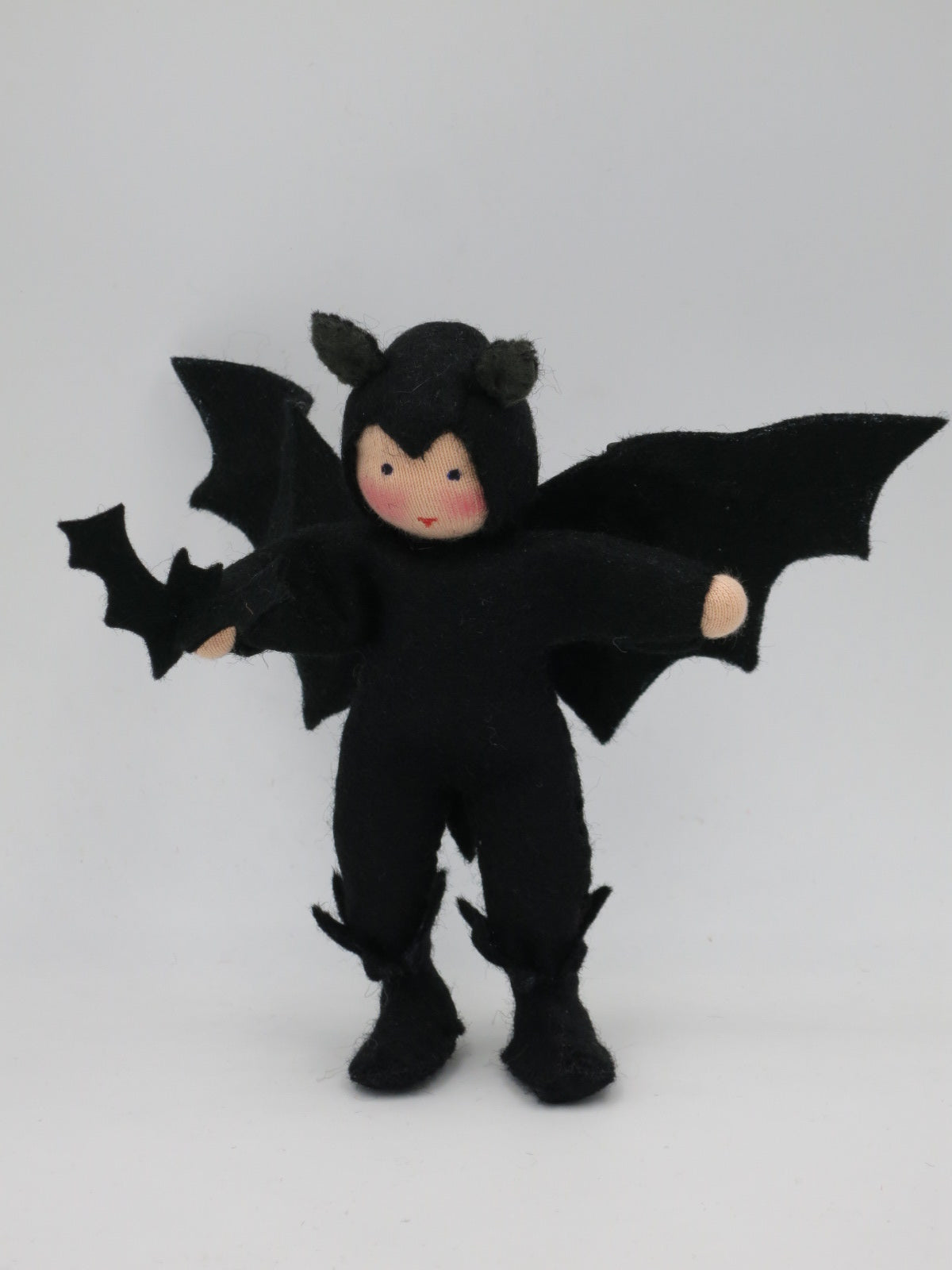 Kleine Fledermaus Art. HE67, handgefertigtes Blumenkind aus Wollfilz mit beweglichen Flügeln für den Waldorf-Jahreszeitentisch.