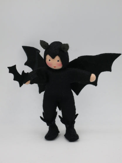 Kleine Fledermaus Art. HE67, handgefertigtes Blumenkind aus Wollfilz mit beweglichen Flügeln für den Waldorf-Jahreszeitentisch.