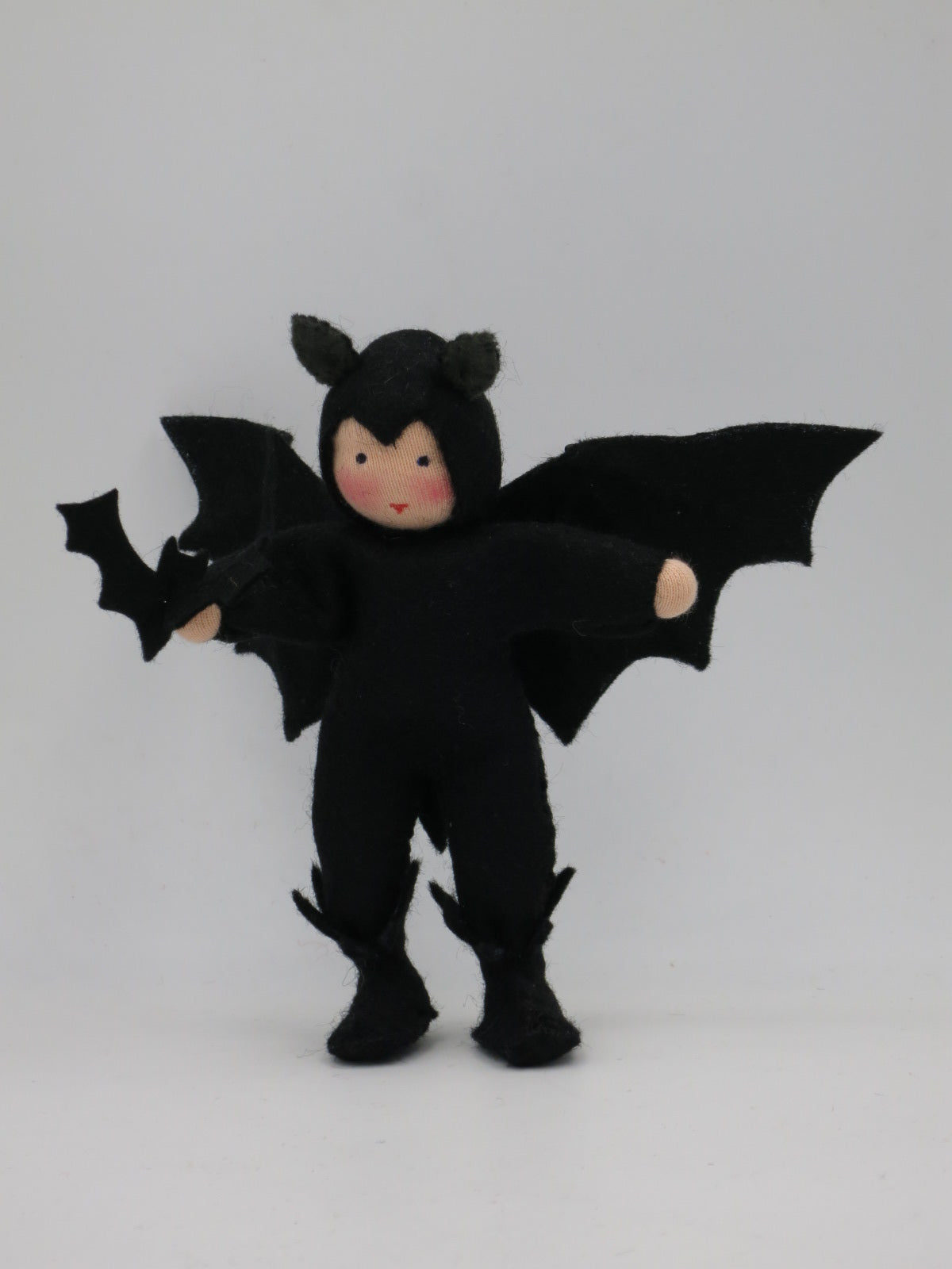 Ganzansicht der Kleinen Fledermaus Art. HE67, Waldorf-Blumenkind aus Wollfilz für den Herbst-Jahreszeitentisch.