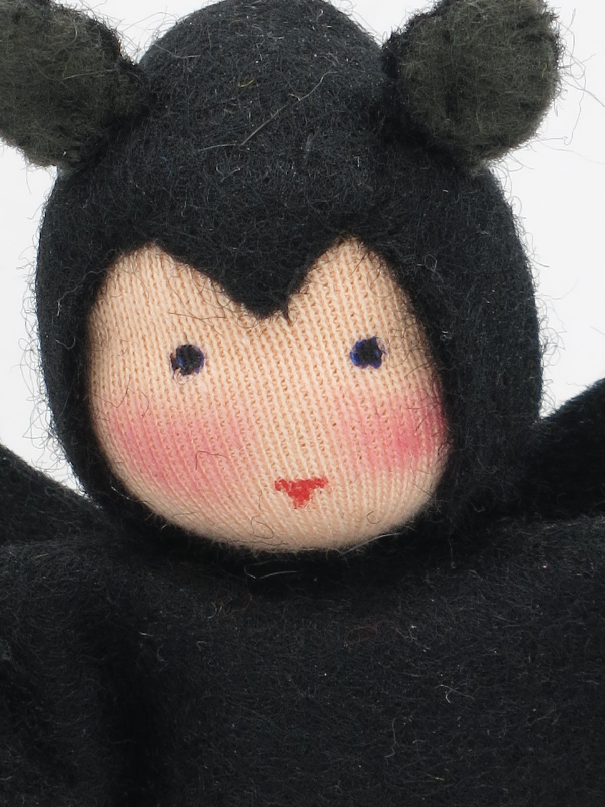 Nahaufnahme des Gesichts der Kleinen Fledermaus Art. HE67, Waldorf-Blumenkind für den Jahreszeitentisch Herbst.