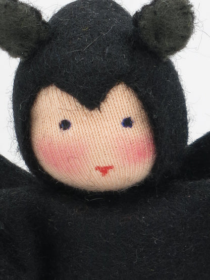 Nahaufnahme des Gesichts der Kleinen Fledermaus Art. HE67, Waldorf-Blumenkind für den Jahreszeitentisch Herbst.