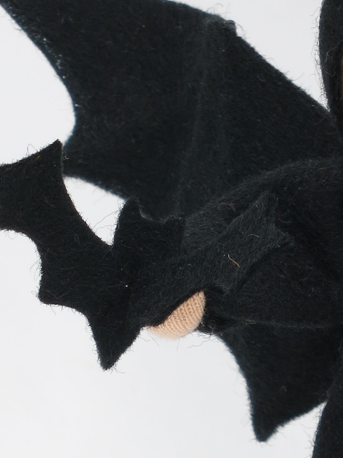 Detailaufnahme der Hand der Kleinen Fledermaus Art. HE67 mit kleiner Filz-Fledermaus, Waldorf-Jahreszeitentisch.