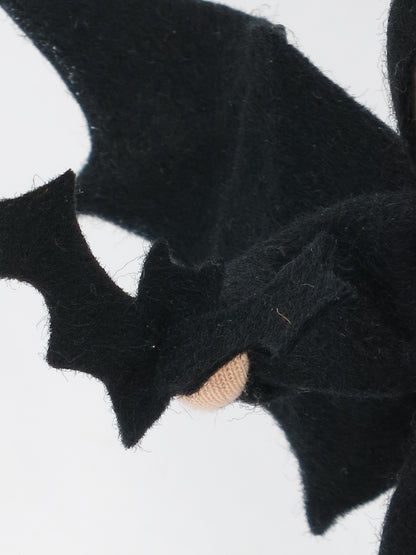 Detailaufnahme der Hand der Kleinen Fledermaus Art. HE67 mit kleiner Filz-Fledermaus, Waldorf-Jahreszeitentisch.