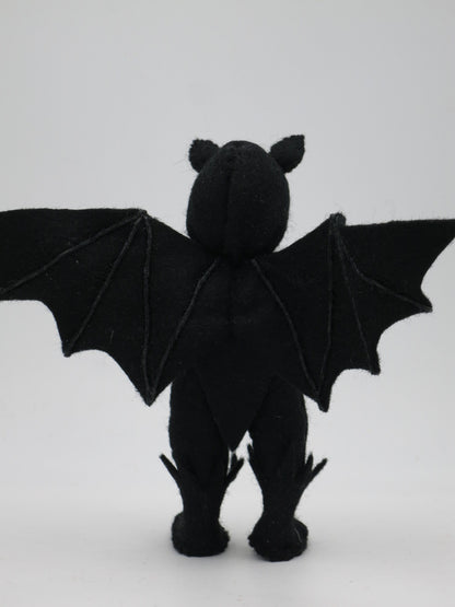 Rückansicht der Kleinen Fledermaus Art. HE67 mit beiden Flügeln, Waldorf-Blumenkind aus Wollfilz für den Jahreszeitentisch.