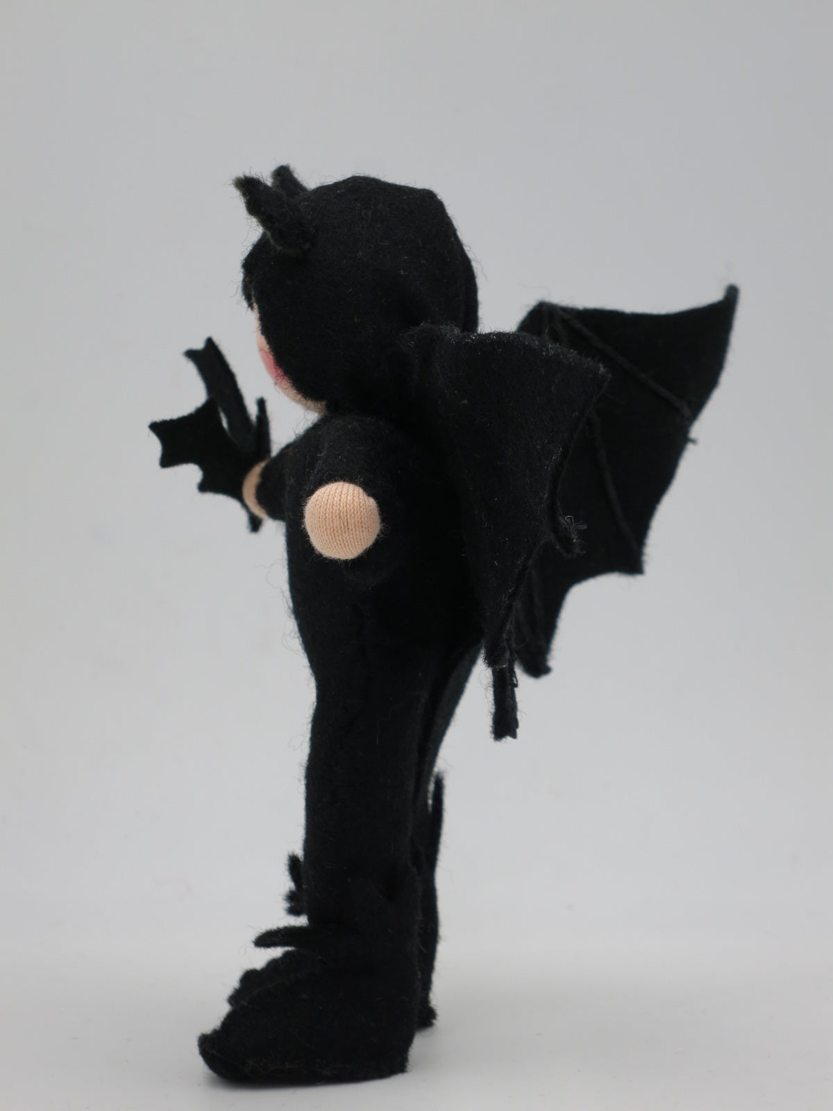 Seitenansicht der Kleinen Fledermaus Art. HE67 mit ausgebreiteten Filzflügeln, Waldorf-Jahreszeitentisch.