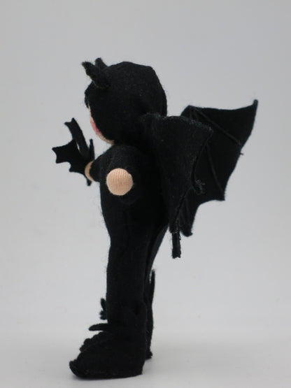 Seitenansicht der Kleinen Fledermaus Art. HE67 mit ausgebreiteten Filzflügeln, Waldorf-Jahreszeitentisch.