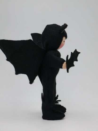 Profilansicht der Kleinen Fledermaus Art. HE67 mit Flügel und kleiner Filz-Fledermaus in der Hand, Waldorf-Jahreszeitentisch.