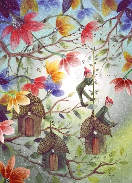 Postkarte Kleine Huetten – Elfenkinder klettern zwischen winzigen Baumhuetten, Illustration von Bijdehansje