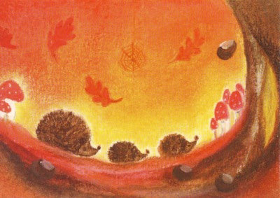 Postkarte Kleine Igelchen: drei junge Igel auf Baumstamm mit Fliegenpilzen, Marie Laure Viriot, Art. PKHE6