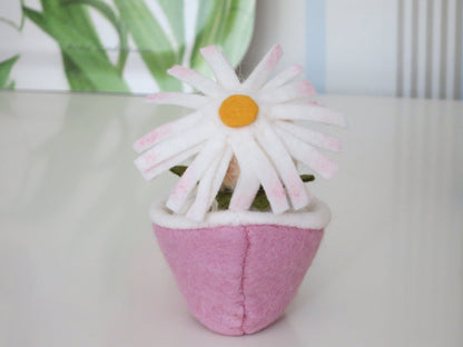 Kleine Margerite mit gelb-weißer Filzblüte um die Puppenfigur geschlossen, Waldorf-Wollfilzfigur