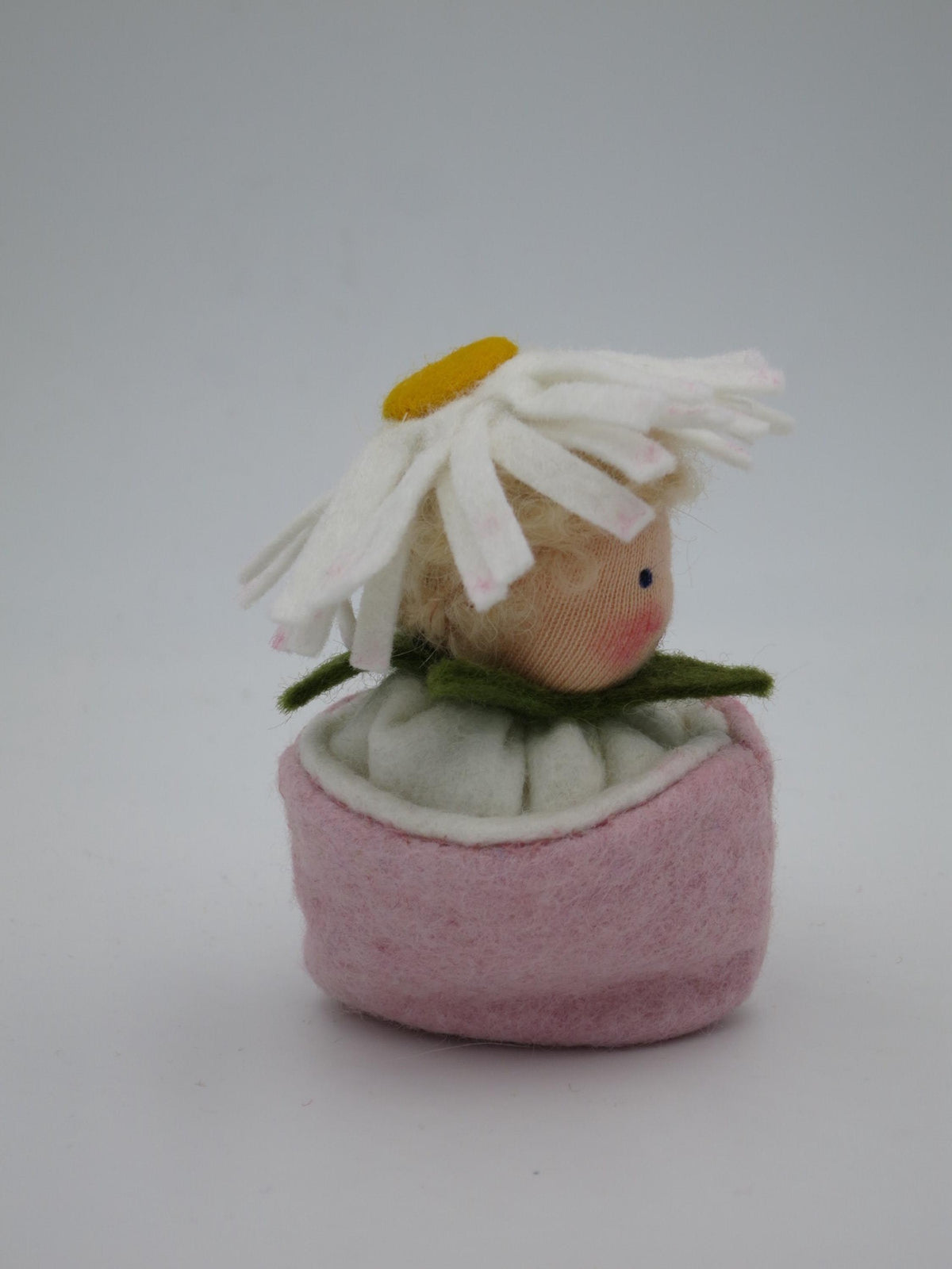 Profilansicht Kleine Margerite im rosa Filztopf, Waldorf-Jahreszeitentisch Sommer