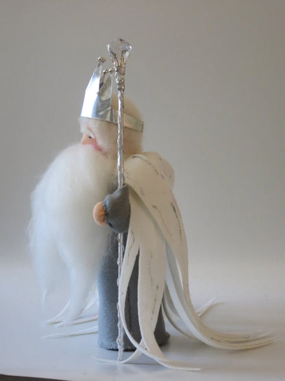 König Winter Blumenkind, Seitenansicht mit Kristallzepter und eisig-weißem Cape – Jahreszeitentisch, Art. WI39