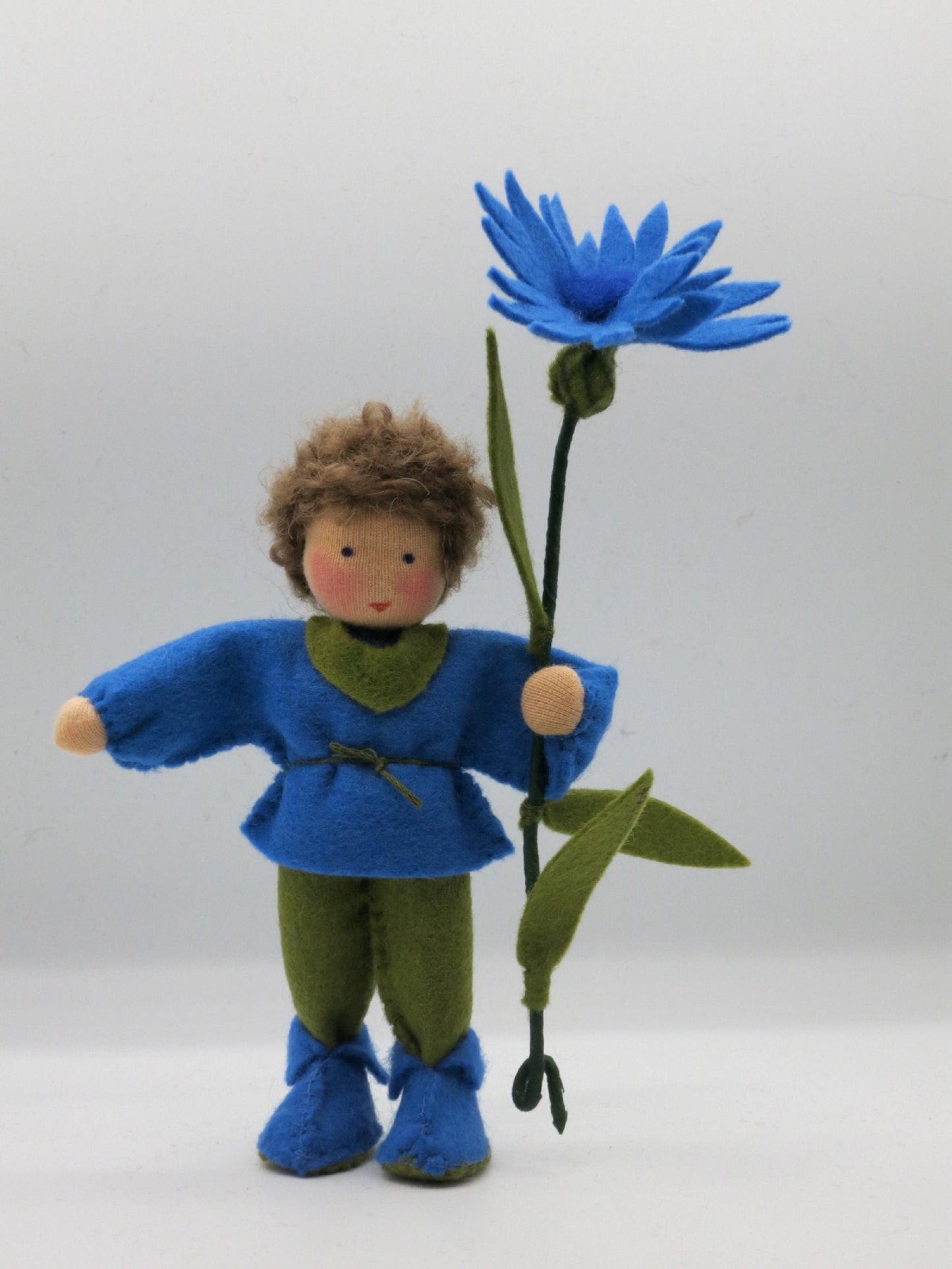 Kornblume-Blumenkind aus Wollfilz, Junge mit blauem Gewand und leuchtend blauer Sternblüte, Waldorf-Figur für den Sommer-Jahreszeitentisch.