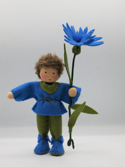 Kornblume-Blumenkind aus Wollfilz, Junge mit blauem Gewand und leuchtend blauer Sternblüte, Waldorf-Figur für den Sommer-Jahreszeitentisch.