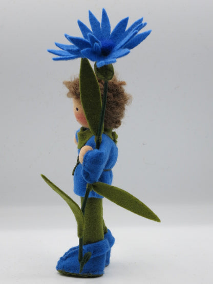 Seitenansicht des Kornblume-Blumenkinds mit blauen Filzstiefeln und langem Blütenstiel.