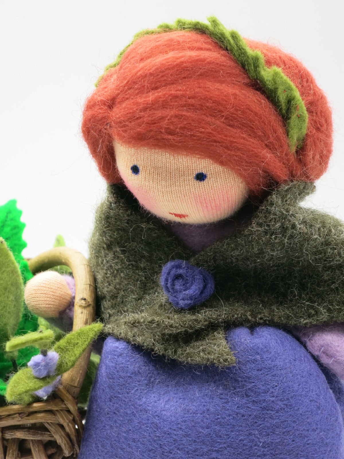 Gesichtsdetail der Kräuterfrau aus Wollfilz mit Rosenbrosche, Waldorf-Puppenfigur