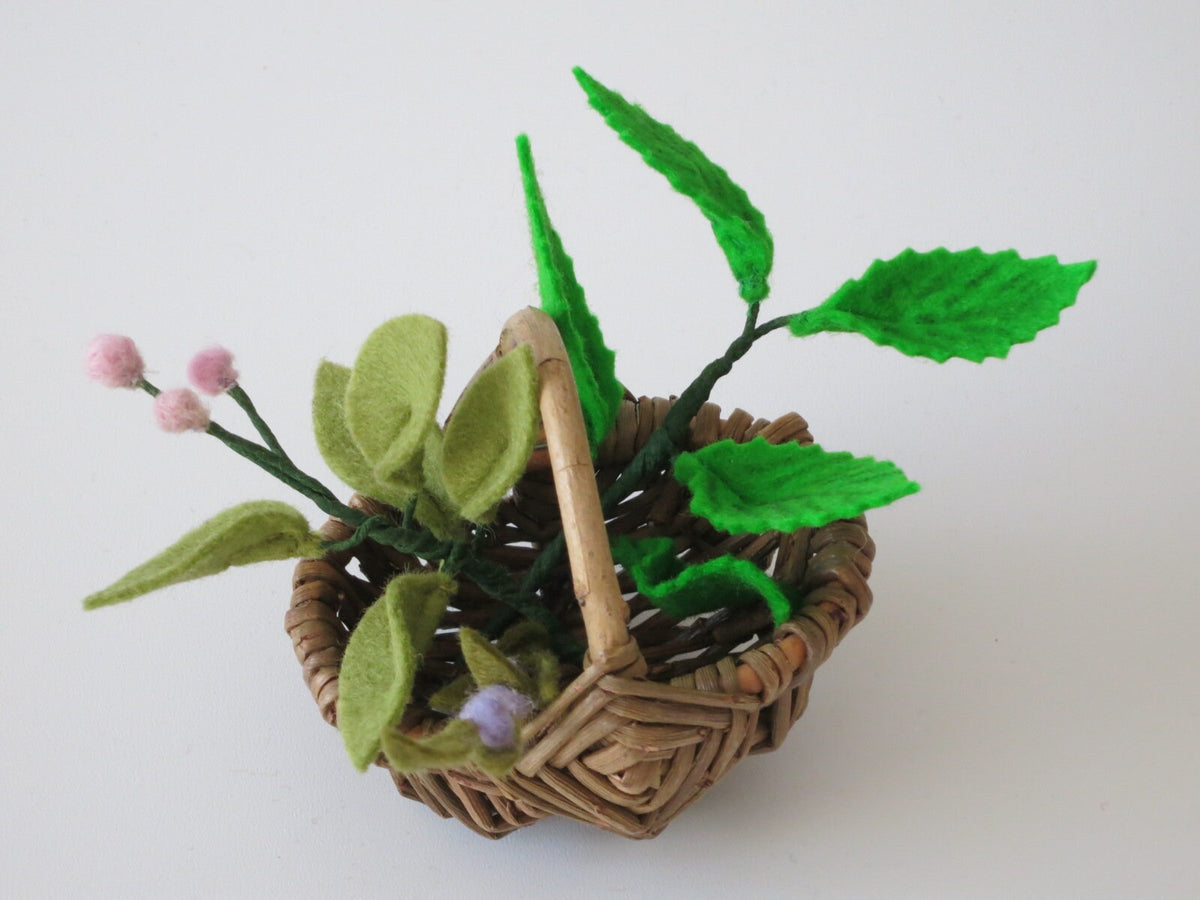 Einzelne Filzkräuterzweige mit Blättern und Blüten für den Korb der Kräuterfrau, Waldorf-Handarbeit