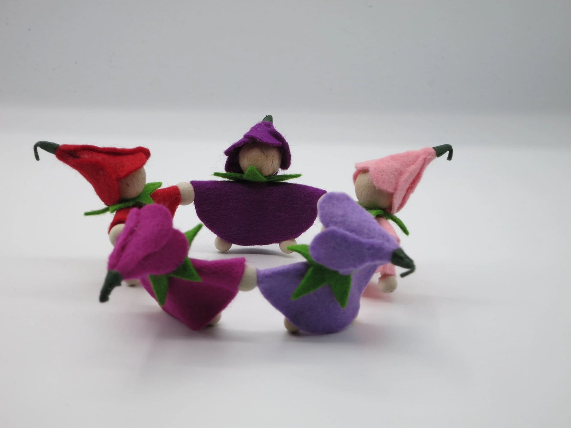 Gruppenansicht der fünf Krokus-Blumenkinder in kräftigen Rot-, Rosa- und Violetttönen für die Frühlingsdekoration.