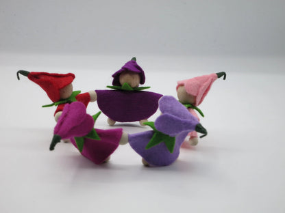 Gruppenansicht der fünf Krokus-Blumenkinder in kräftigen Rot-, Rosa- und Violetttönen für die Frühlingsdekoration.