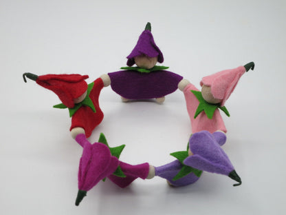 Handgefertigtes Krokus-Kränzchen mit fünf bunten Filz-Blumenkindern im Kreis für den Frühlings-Jahreszeitentisch.
