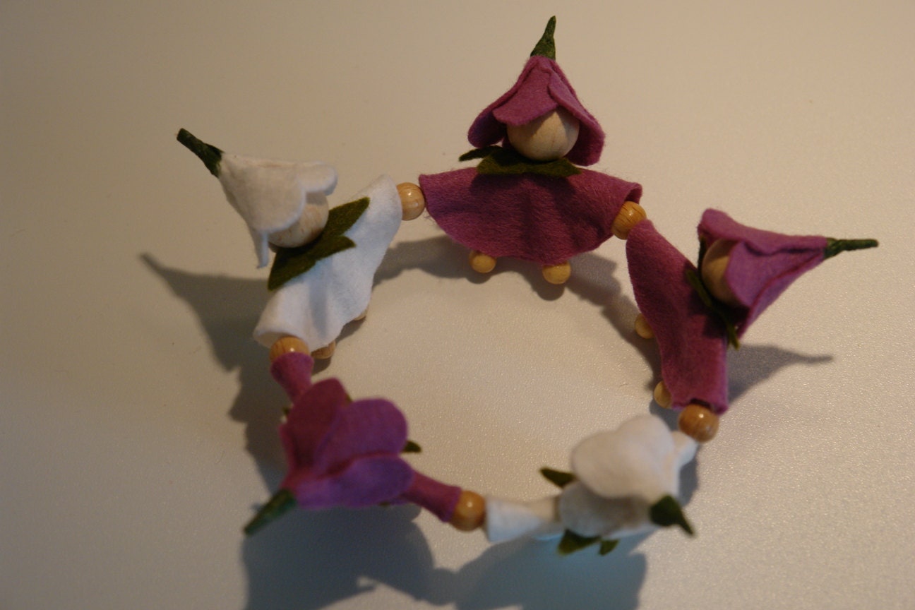 Handgefertigtes Krokus-Blumenkränzchen mit violetten und weißen Filzfiguren für den Frühlings-Jahreszeitentisch.