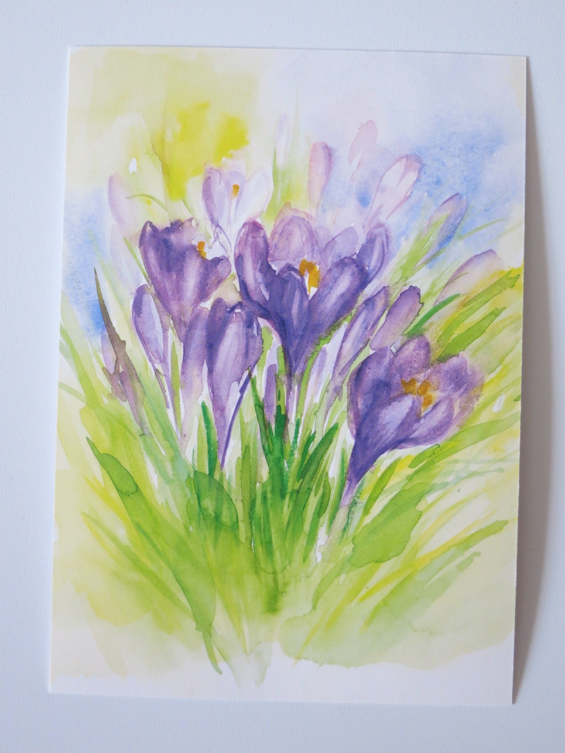 Aquarell-Postkarte mit violetten Krokussen und orangegelben Staubgefäßen im Gras, Art. PKFR41