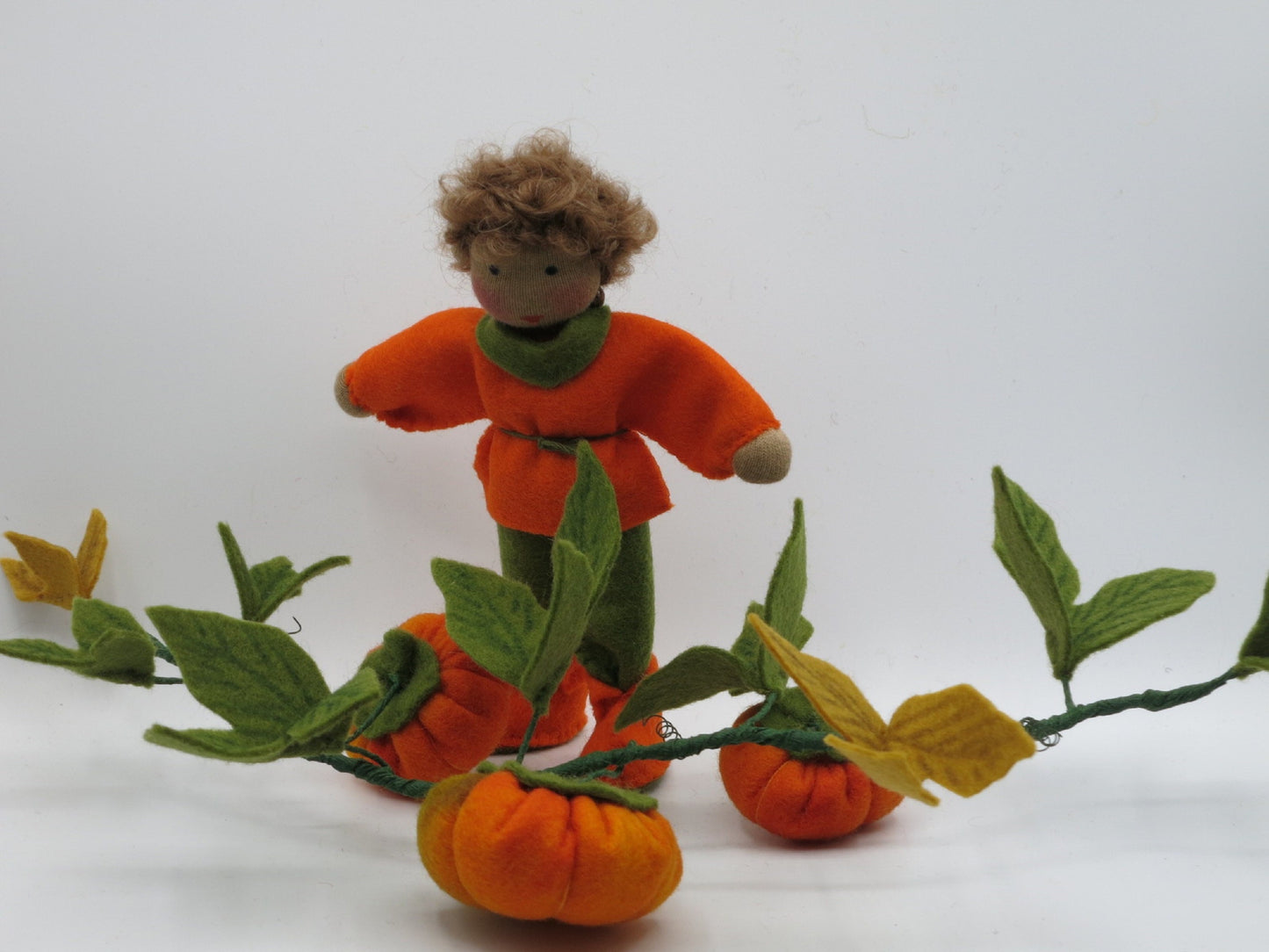 Kürbis-Junge Art. HE51 in oranger Tunika neben der Kürbisranke mit Filzkürbissen, Waldorf-Blumenkind.
