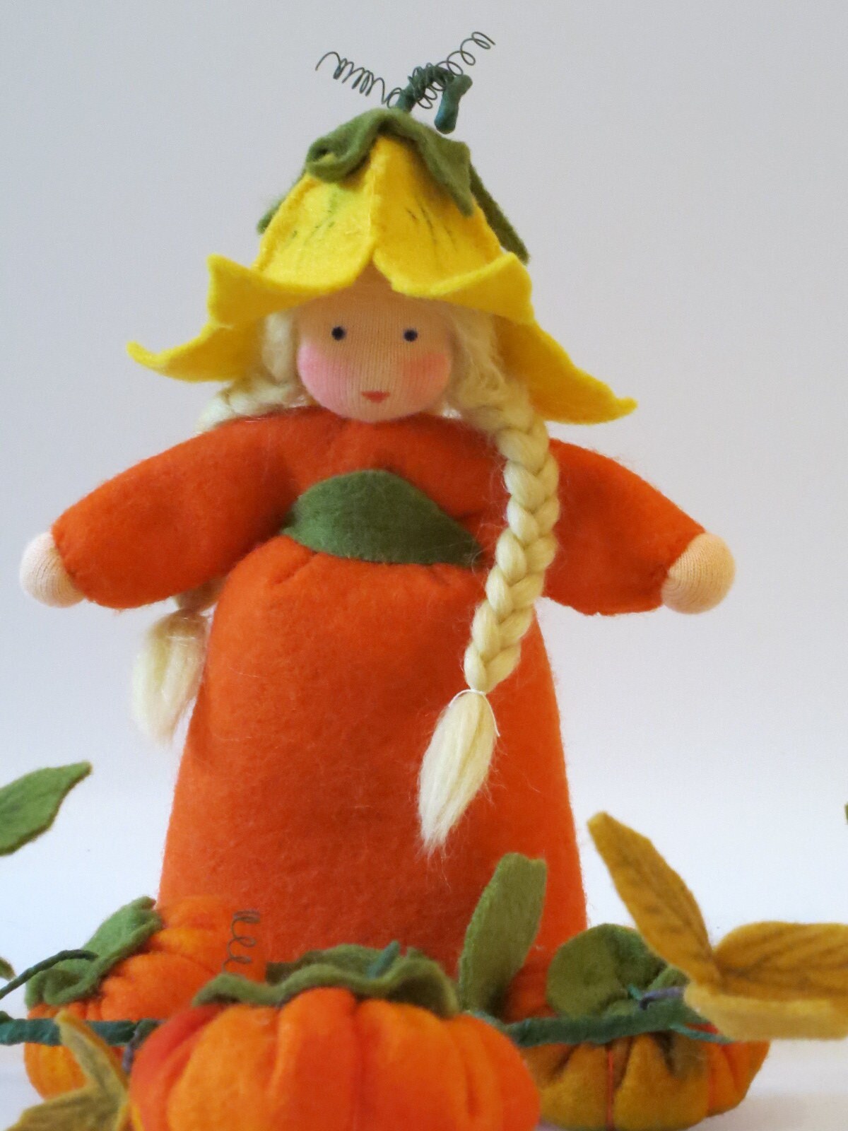Kürbis-Mädchen Art. HE51 mit blondem Zopf und orangem Kürbiskleid, Waldorf-Blumenkind für den Herbst-Jahreszeitentisch.