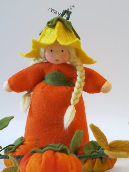 Kürbis-Mädchen Art. HE51 mit blondem Zopf und orangem Kürbiskleid, Waldorf-Blumenkind für den Herbst-Jahreszeitentisch.