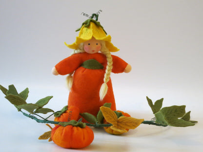 Kürbis-Mädchen Art. HE51, handgefertigtes Blumenkind aus Wollfilz mit kürbisförmigem Kleid und gelber Blütenhaube, Waldorf-Jahreszeitentisch.