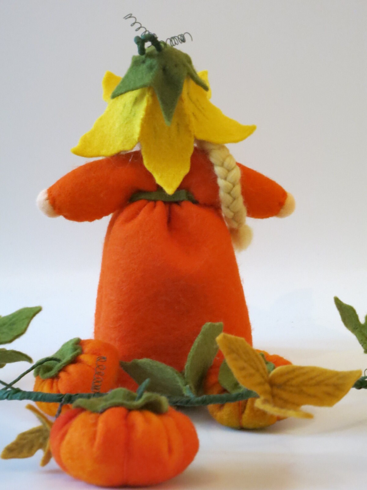 Kürbis-Mädchen Art. HE51 mit braunem Zopf und gelber Blütenhaube, Waldorf-Blumenkind für den Jahreszeitentisch.