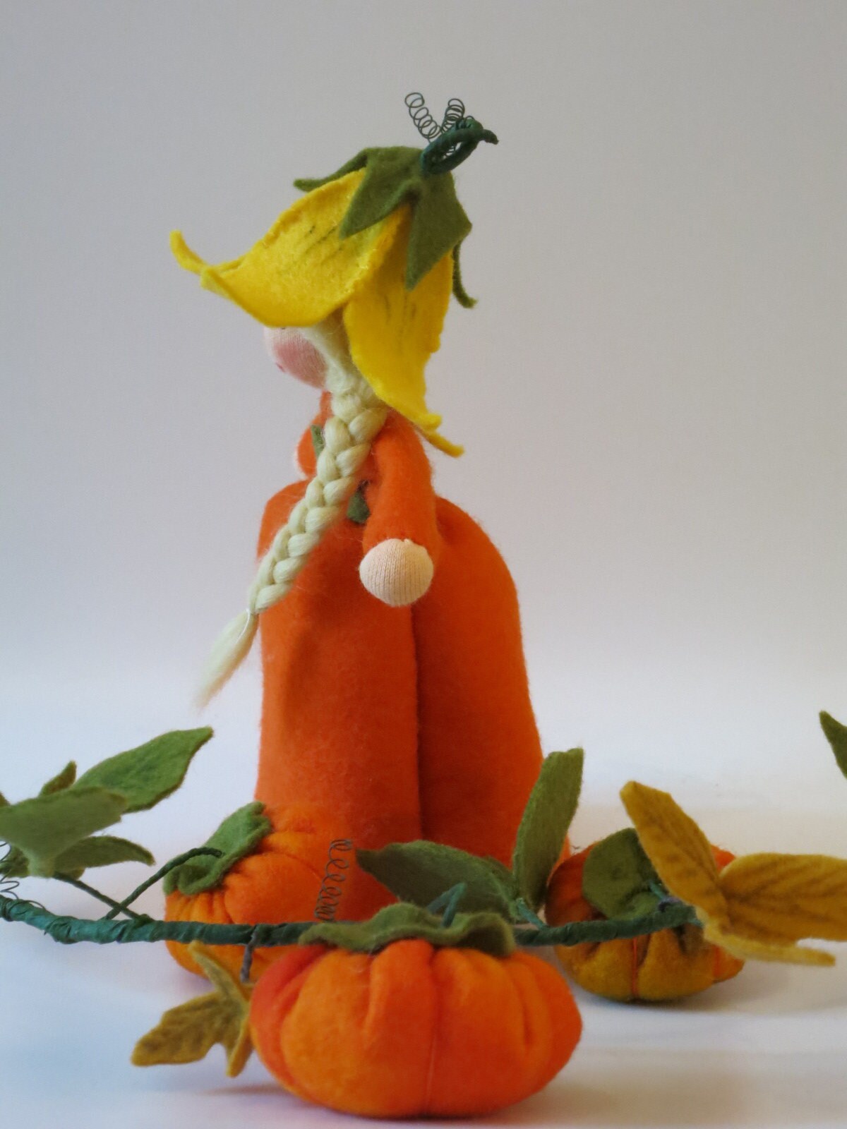 Rückansicht des Kürbis-Mädchens Art. HE51 mit Kürbisranke, Waldorf-Jahreszeitentisch Herbst.