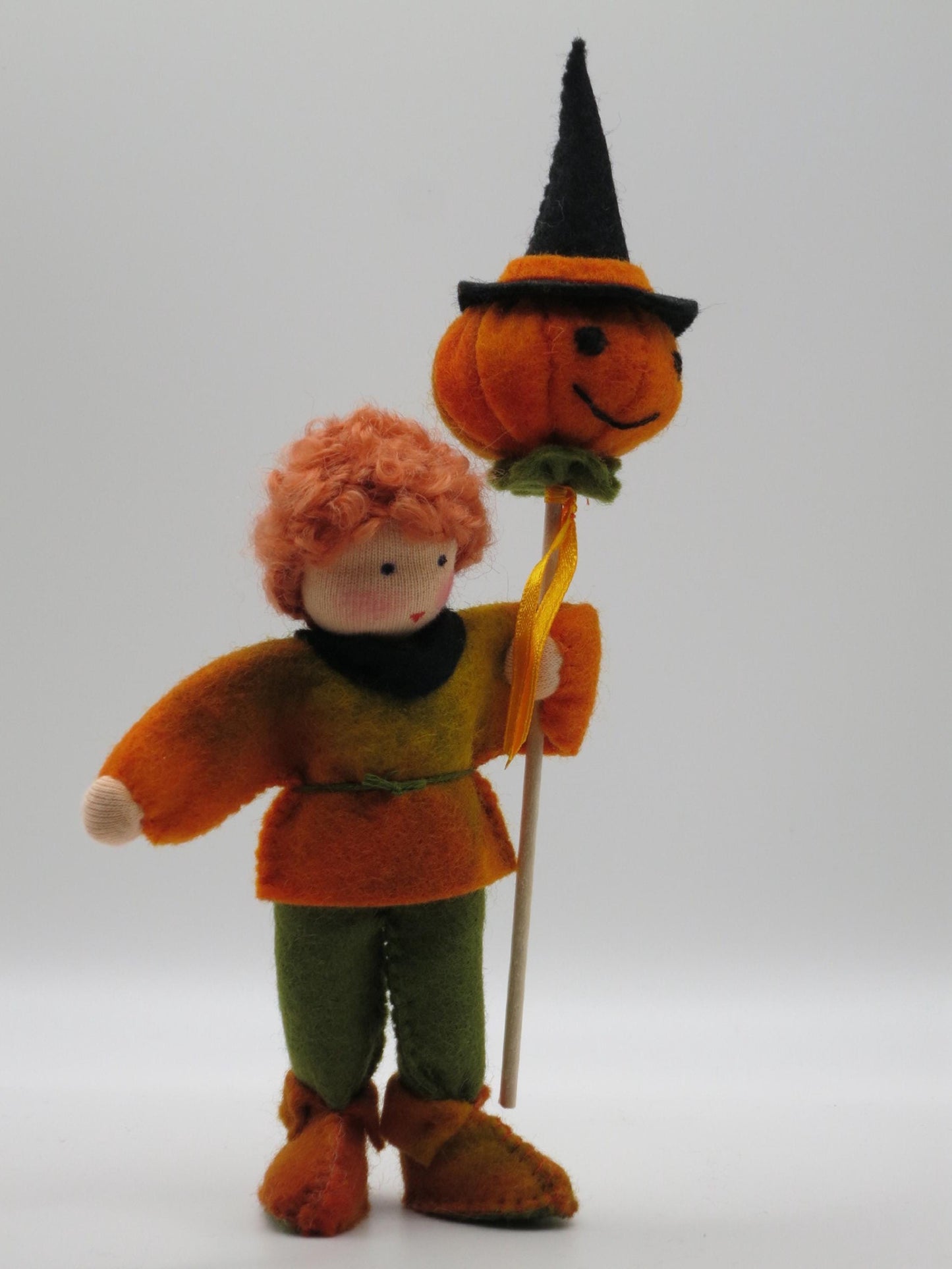 Kuerbiskopf aus Wollfilz in Nahaufnahme mit Hexenhut, laechelndes Gesicht, Halloween-Blumenkind, Art. HE34