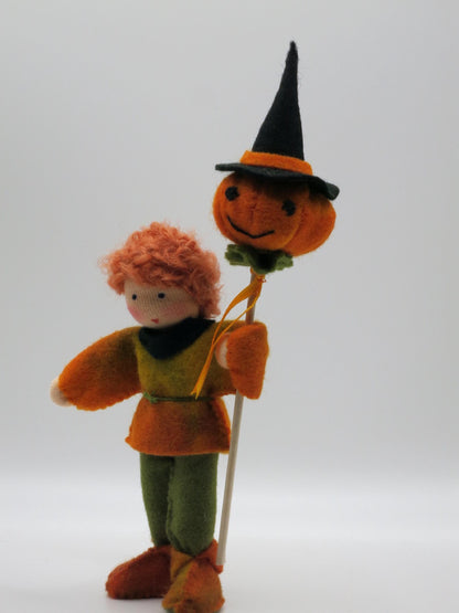 Kuerbiskopf aus Wollfilz mit gestickten Augen, Laecheln und schwarzem Hexenhut, Halloween-Blumenkind, Art. HE34