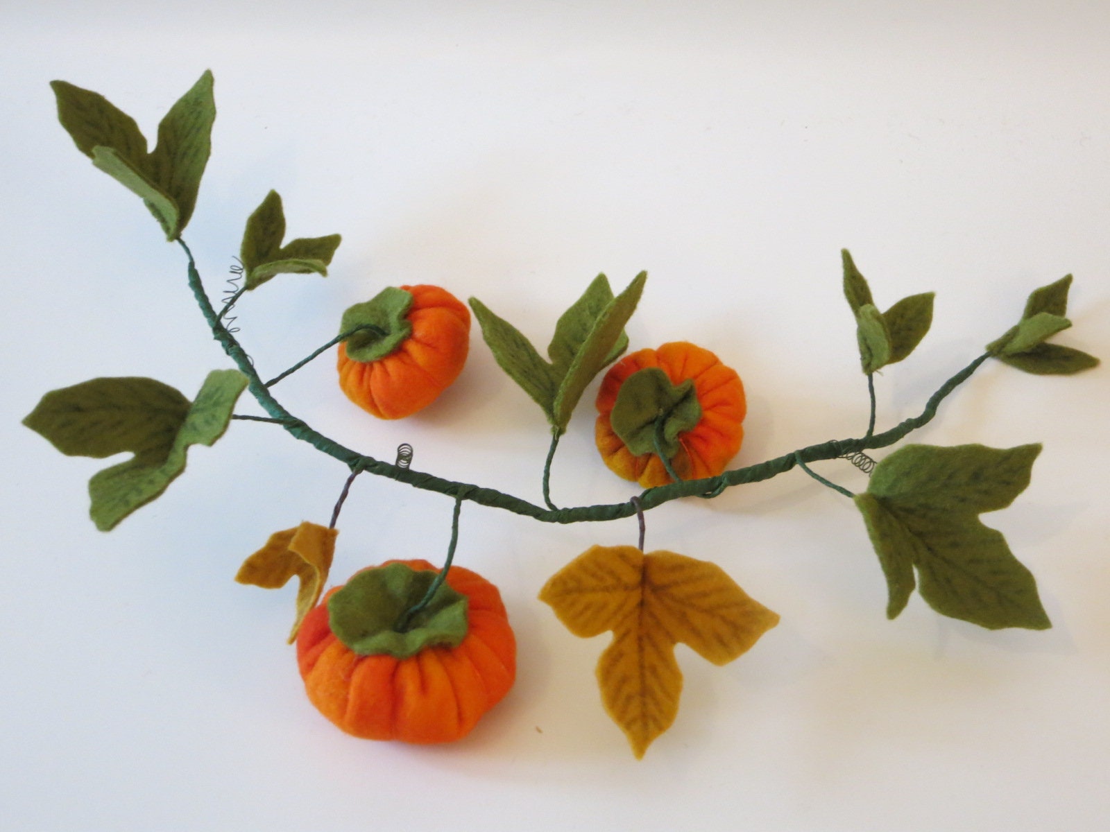Filz-Kürbisranke mit kleinen orangen Kürbissen und Herbstblättern, Zubehör zum Kürbis-Blumenkind Art. HE51.