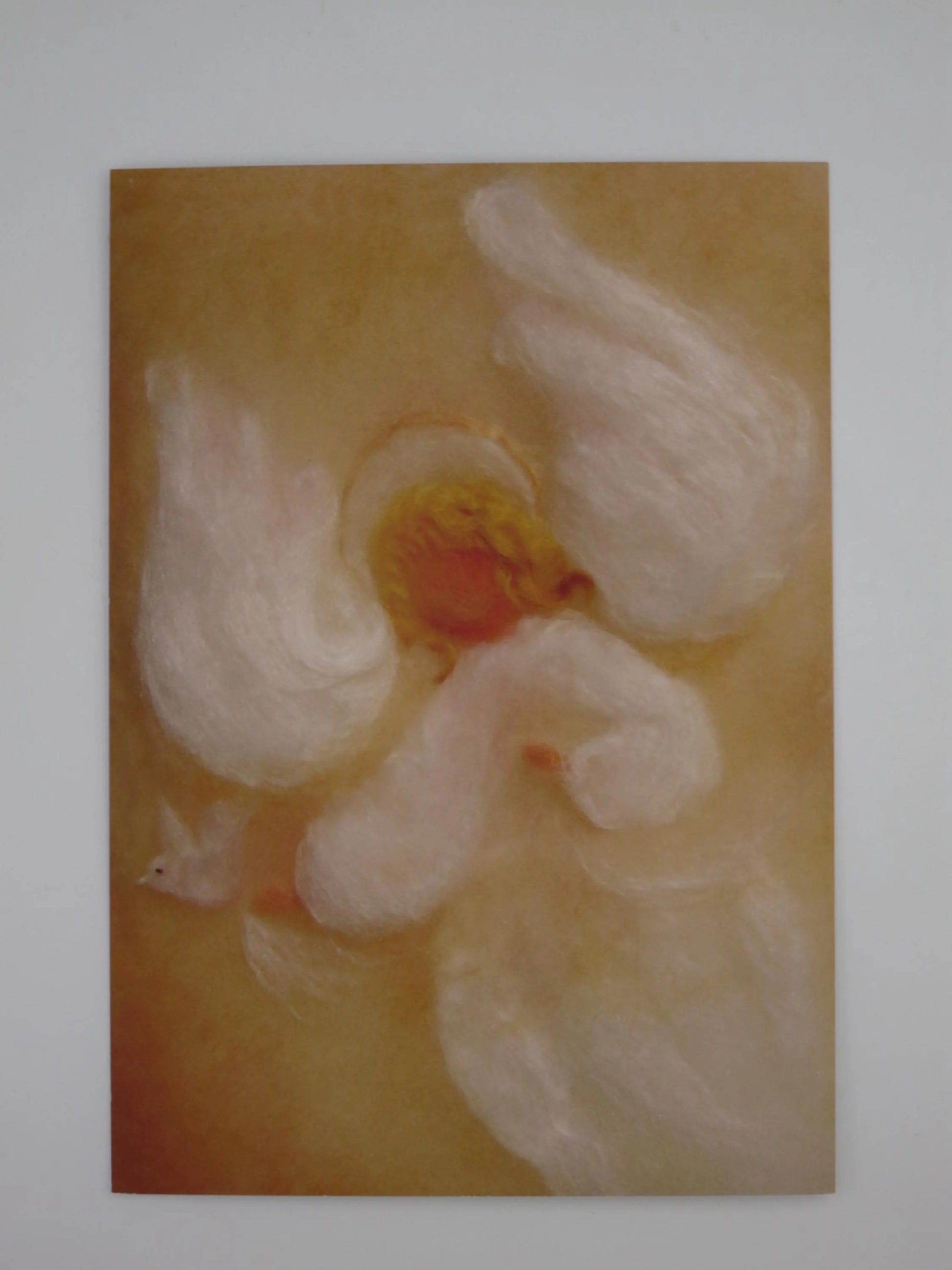 Kunst-Postkarte „Friedensengel“ von Franziska Sertori-Kopp: abstrakter Wollbild-Engel mit weißer Friedenstaube aus Filzwolle, Postkarte mit Motiven