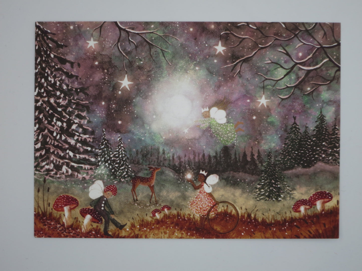 Kunst-Postkarte „Magische Zeit“ von Bijdehansje: gekrönte Elfe und Fee mit Reh im verzauberten Winterwald voller Fliegenpilze, Postkarte für Kinder