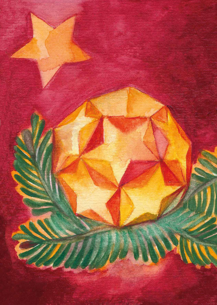 Detailansicht: Goldener facettierter Kristallstern auf Tannenzweig vor rotem Hintergrund