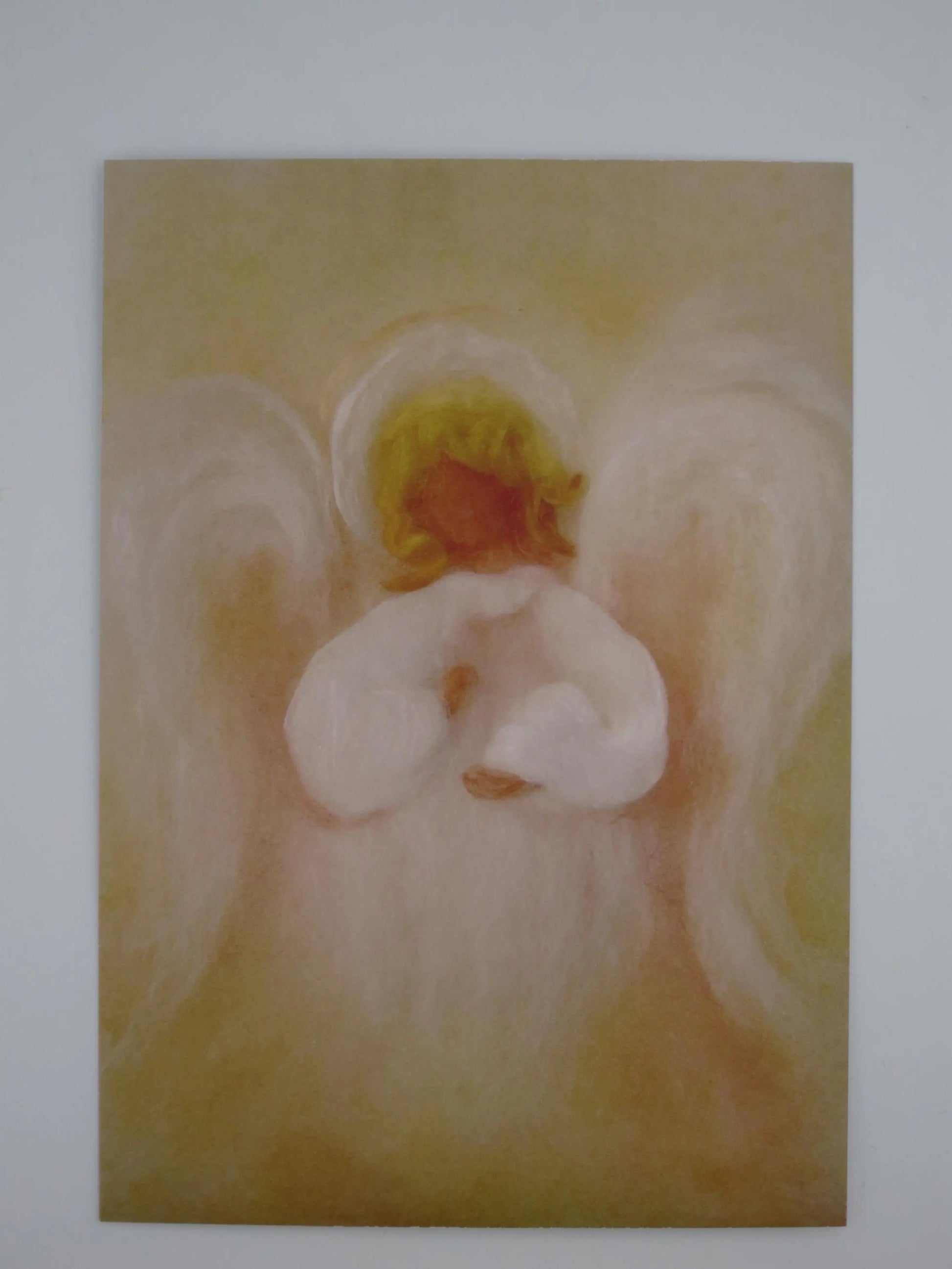 Kunst-Postkarte „Lichtengel“ von Franziska Sertori-Kopp: Wollbild-Engel von hinten mit weichen Flügeln aus Filzwolle, Postkarte mit Motiven für Advent