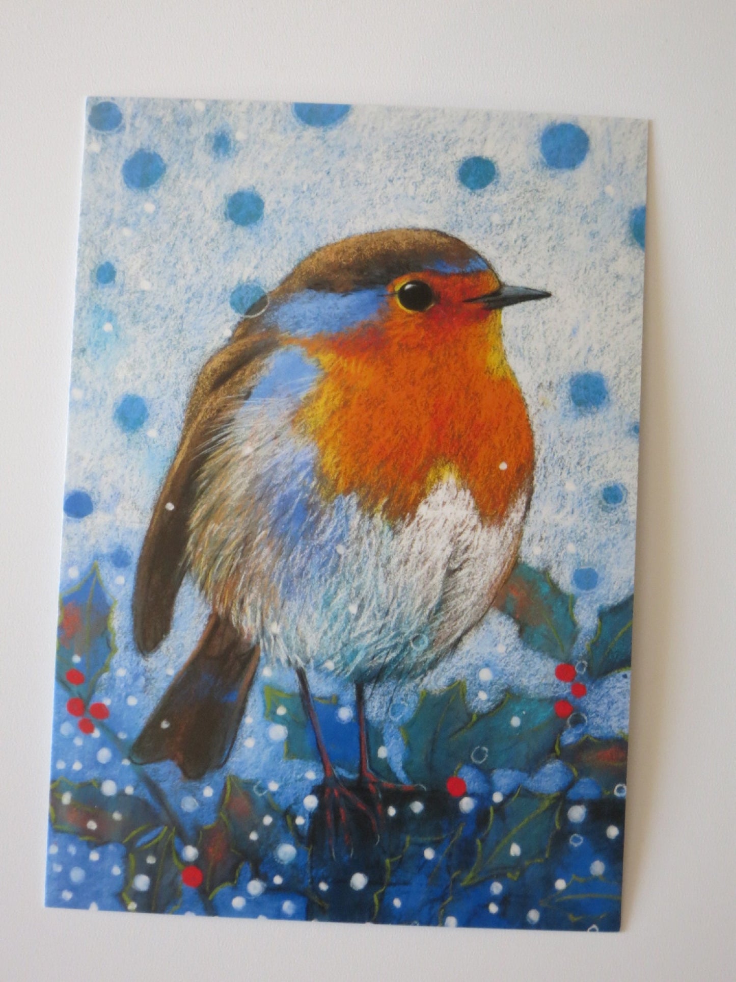 Kunst-Postkarte: Rotkehlchen-Porträt mit Stechpalmenzweig und roten Beeren im Schnee, Waldorf Jahreszeitentisch