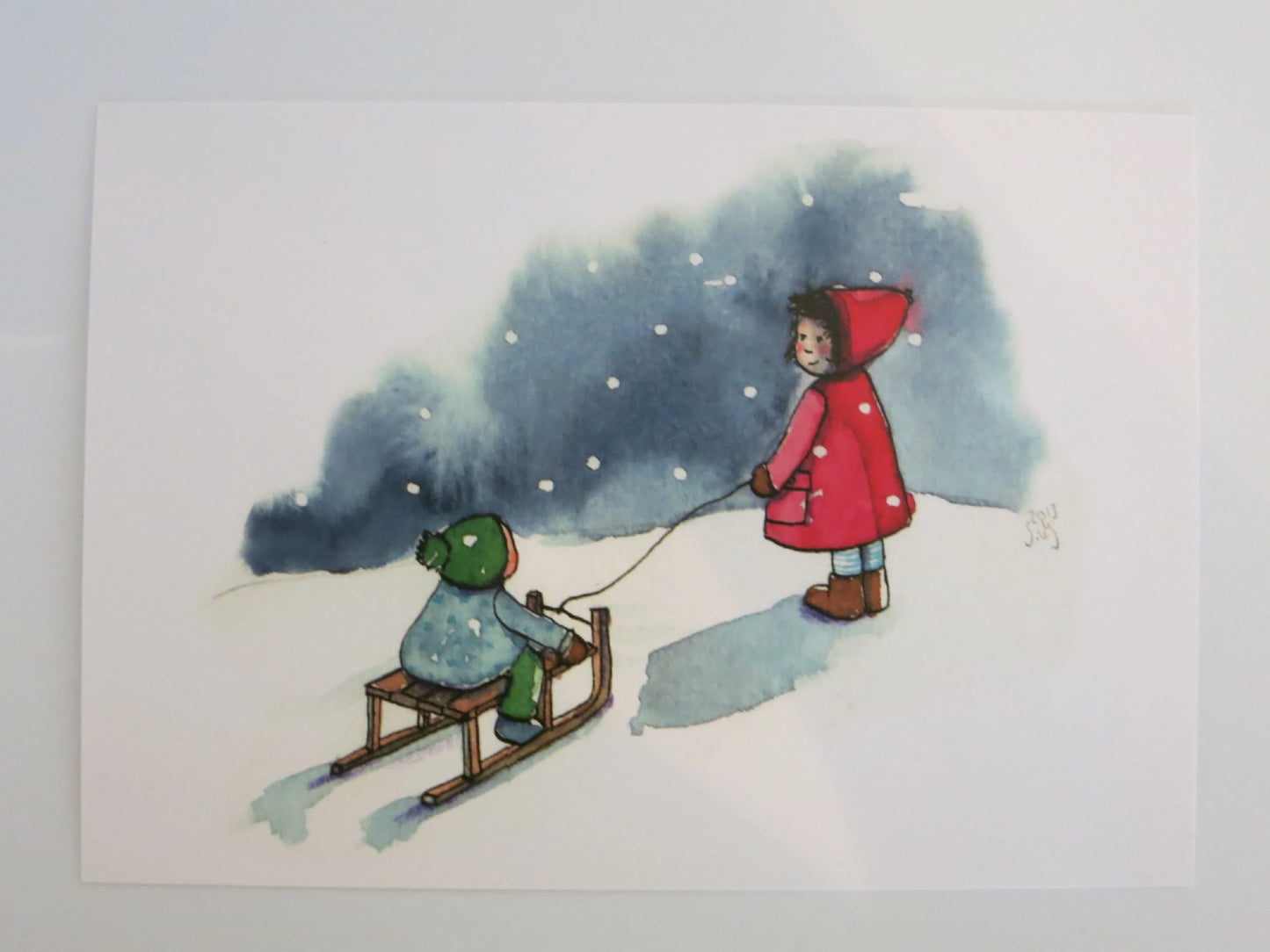 Kunst-Postkarte „Schlittenfahrt“ von Stefanie Messing: Mädchen zieht Geschwisterkind auf Holzschlitten durch den Schnee, Postkarte für Kinder