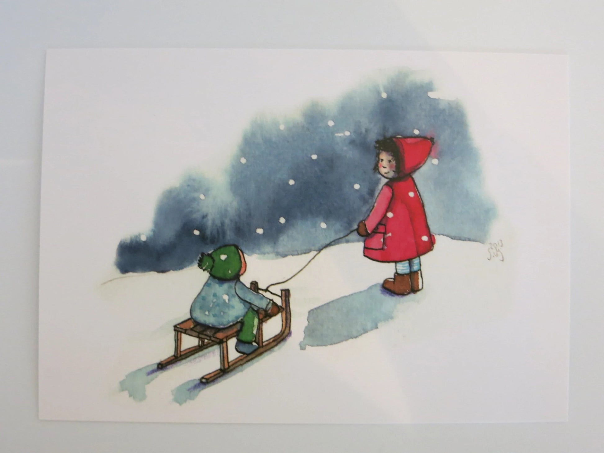Kunst-Postkarte „Schlittenfahrt“ von Stefanie Messing: Mädchen zieht Geschwisterkind auf Holzschlitten durch den Schnee, Postkarte für Kinder