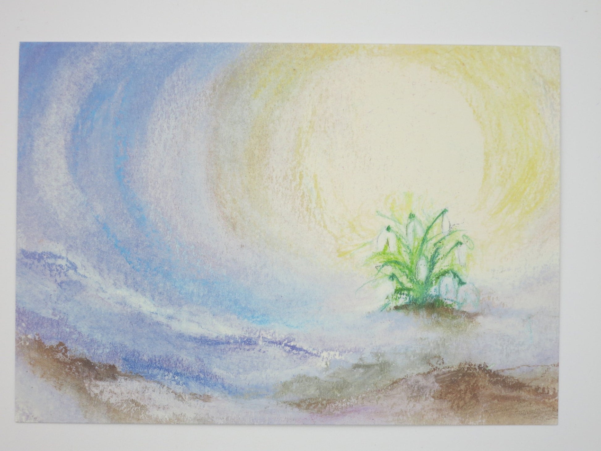 Kunst-Postkarte: Schneeglöckchen in Waldorf-Wachsmaltechnik vor blau-goldenem Himmel, Jahreszeitentisch Vorfrühling
