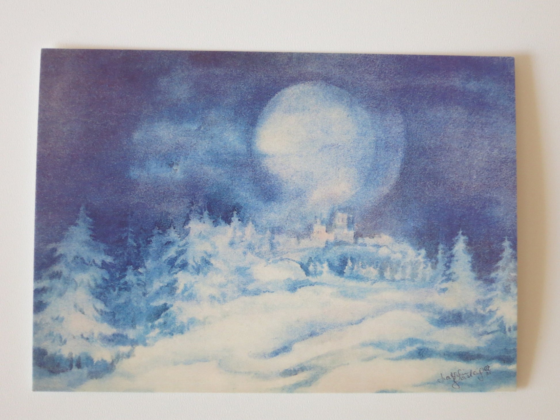Kunst-Postkarte: Verschneites Dorf mit Tuermen im Vollmondlicht, stille blaue Winterlandschaft
