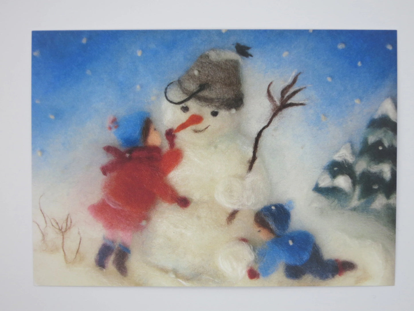 Kunst-Postkarte: Zwei Kinder bauen Schneemann aus Wollfilz genadelt, Waldorf Jahreszeitentisch Winter